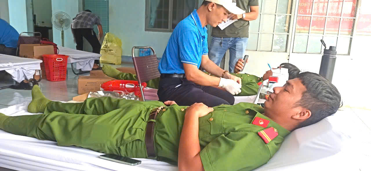 HIẾN MÁU LÀ NGHĨA CỬ CAO ĐẸP