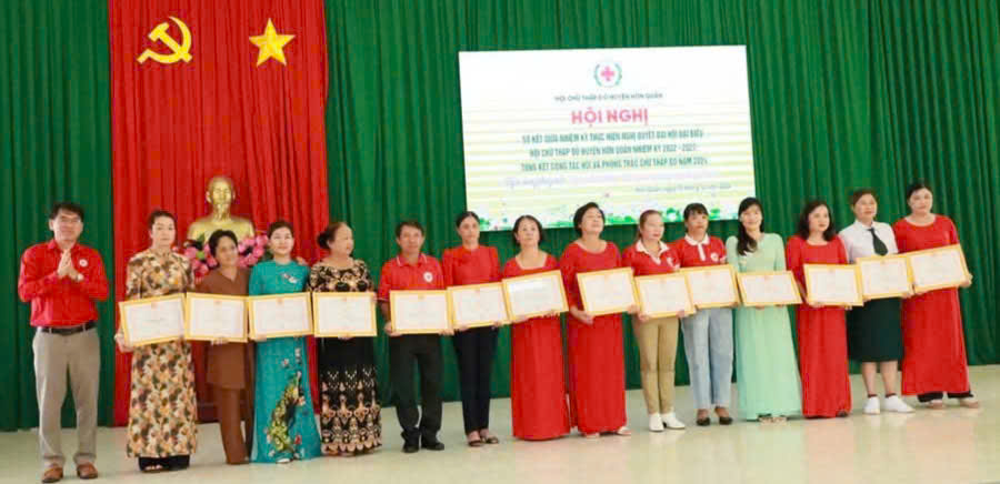 HỘI NGHỊ SƠ KẾT GIỮA NHIỆM KỲ THỰC HIỆN NGHỊ QUYẾT ĐẠI HỘI ĐẠI BIỂU HỘI CHỮ THẬP ĐỎ HUYỆN HỚN QUẢN NHIỆM KỲ 2022 – 2027