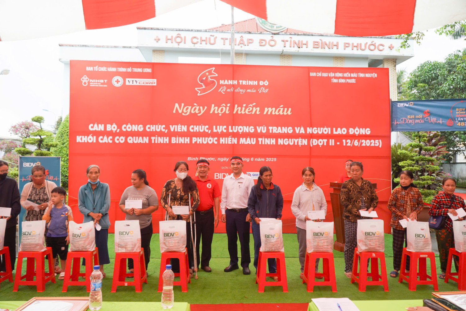 Ngân hàng BIDV chi nhánh Bình Phước trao tặng quà cho người có hoàn cảnh khó khăn