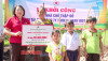 Bà Nguyễn Thị Hằng Nga, Phó Chủ tịch Thường trực Hội Chữ thập đỏ tỉnh trao bảng tượng trưng kinh phí xây dựng nhà chữ thập đỏ cho gia đình bà Thị Nhất