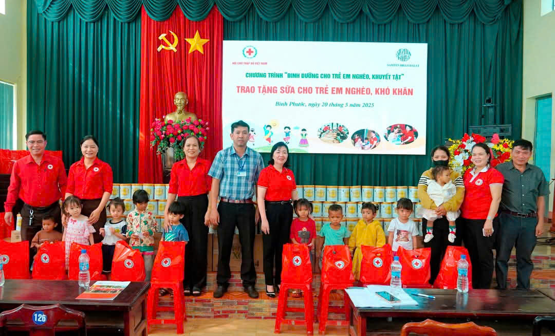 TẶNG 650 HỘP SỮA CHO TRẺ EM KHÓ KHĂN TẠI HỚN QUẢN