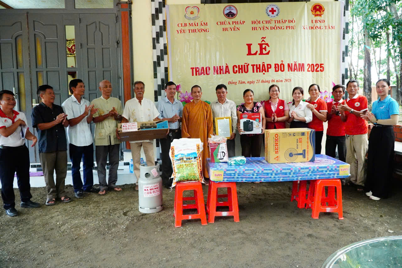 Đồng Phú: Trao nhà Chữ thập đỏ cho hộ ông Nguyễn Đức Ngọc